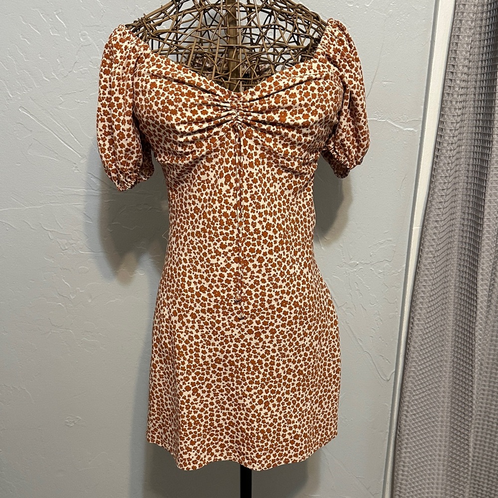 Cotton Candy LA Stylish Cream and Rust Flower Patterned Dress. Size Medium